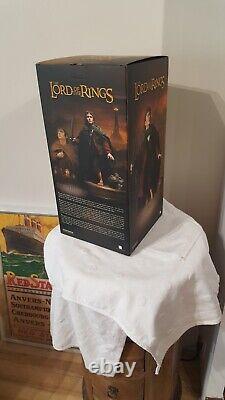 Sideshow collectibles Lord of the rings Frodo premium statue