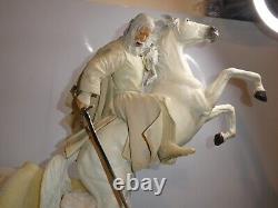 THE LORD OF THE RINGS GANDALF WITH SHADOWFAX SIDESHOW WETA STATUE 6350/8500 read