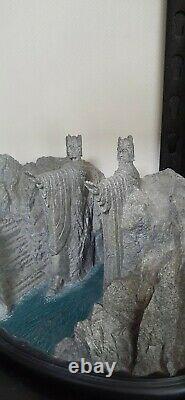 WETA Lord of the Rings'The Argonath' environment statue